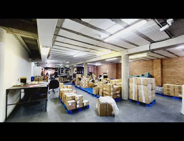 2,221M² SHOWROOM TO LET IN NORTH RIDING